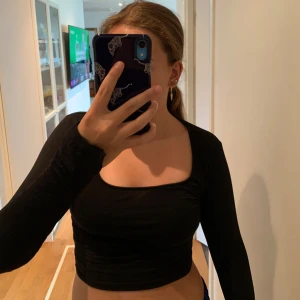 En svart basic topp💖 - Jag säljer denna svarta topp i storlek S från HM som inte har några defekter💗 den är i väldigt bra skick eftersom den bara använts 1-2 gånger💕