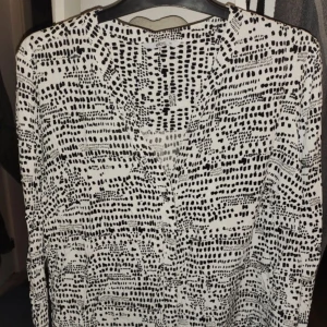 Blus - Storlek XL  Vit & svart blus