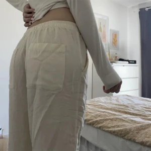 Linnebyxor  - Beige/vit linnebyxor från Zara i storlek xs 💕 bilden är från förra ägaren 🩷