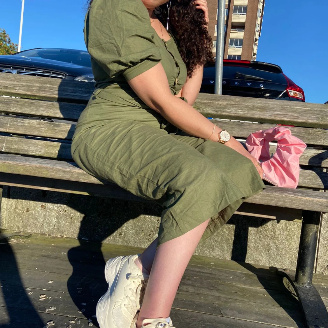 Grön klänning med knappar och bälte - 91