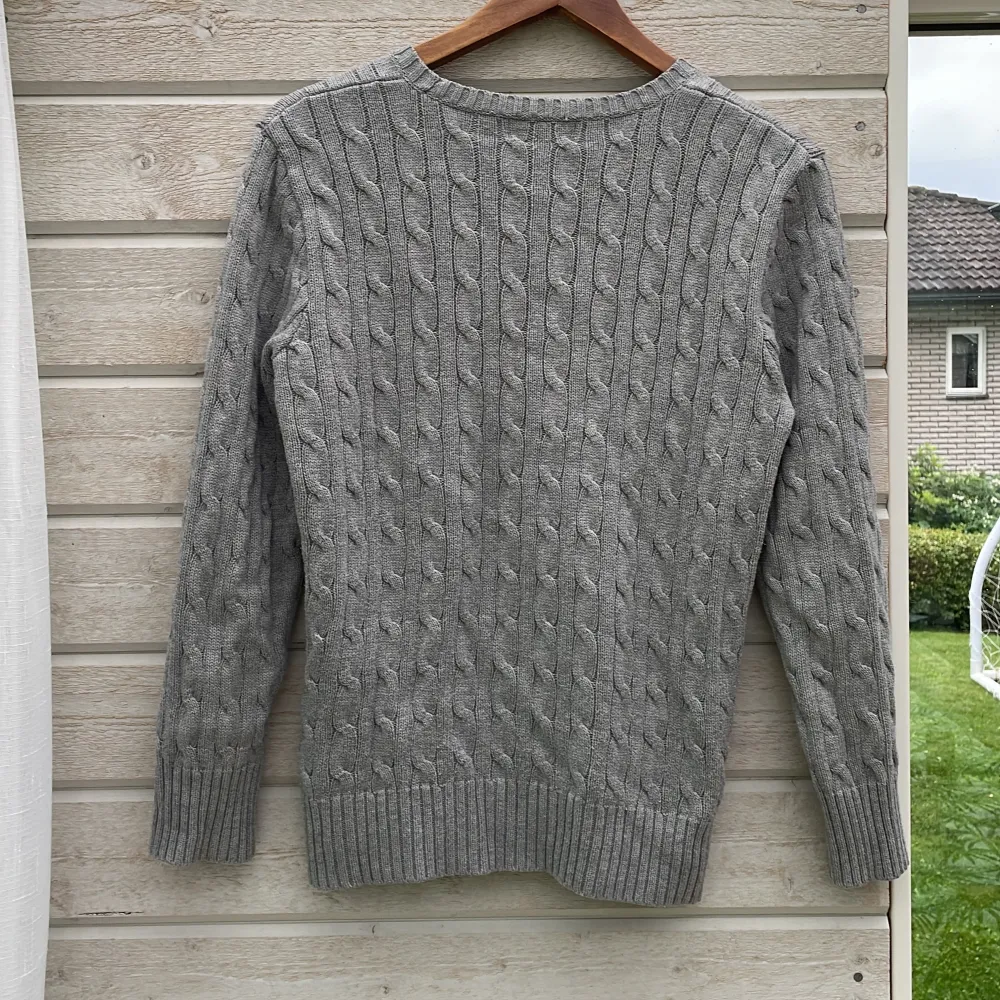 Grå Ralph Lauren knitted sweatshirt. Bra skick inga defekter! Storlek L (14-16) Så typ Xs. Nypris runt 1500kr. Tröjor & Koftor.