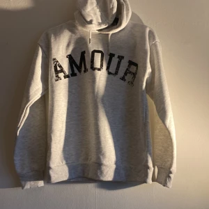 Gina tricot hoodie  - Aldrig använt är jätte fin och känns jättemysig🤍💕