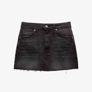 Pull and Bear Jeanskjol  - En ny (prislapp är kvar) svart jeanskjol från pull and bear. Köptes för 329kr. Storlek S. Slutsåld överallt.