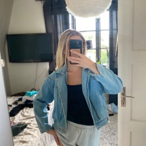 Jeansjacka  - Jeansjacka i kortare modell med dragkedja  Från Brandy Melville  Står inte storlek men är som en xs💗