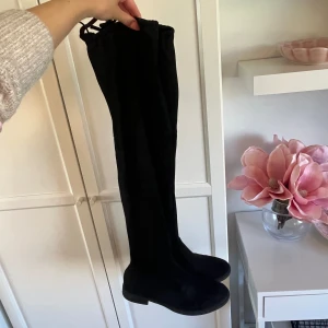 Overknee boots i mocha - Overknee boots i svart mocha. 2 cm klack. Längd 60cm. Stretch. Dragkedja på insidan+knytning upptill för bra fäste och justera längden efter önskan. Från Anna Field. Nypris 600 kr. Jättebra skick och få ggr använda. Stl 39, passar 38 jättebra med.💗