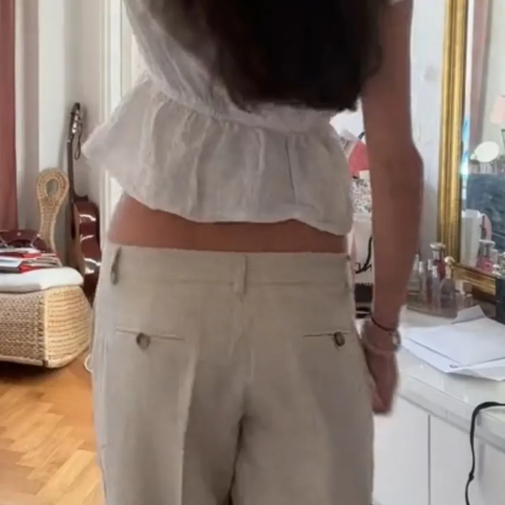 Low waist byxor från Design by si, ny skick 10/10 säljer då de tyvärr är för långa för mig som är 1,50. Farkut & Housut.