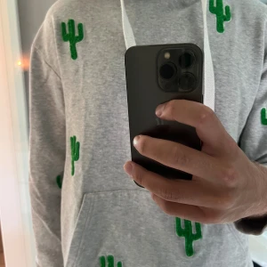 Avenue Tropicale hoodie cactus - Fet hoodie med cactusarna i frotte material. Strlk XL passar L. Nypris runt 1200. Bra skick