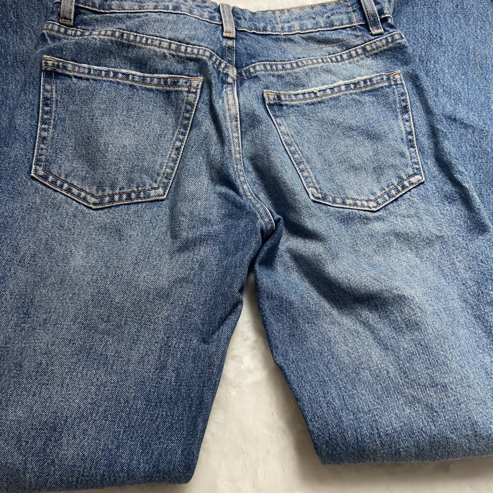 Säljer dessa straight jeans från Gina då de alddeig kommer till användning. De är i bra skick då de användts ett fåtal gånger🩵 De sitter bra i längden på mig som är 163 cm lång🩷 Kontakta mig för frågor mm.💕. Jeans & Byxor.