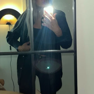 Svart fuskskinn skjorta - Snygg skjorta i läderimitation från H&M, som ny! Använd EN gång. Storlek XS. Passar även en större storlek då den är oversizad i modellen. 💘