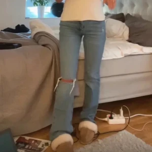 Blå jeans - Jättesnygga blåa Jeans från Ginatricot!! Endast använda ett fåtal gånger, säljer då de ej används så mycket längre då jag har andra liknande