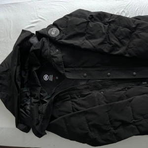 Canada goose black label - En skön jacka för vintern den användes bara under en vintern sen har den legat i källaren.