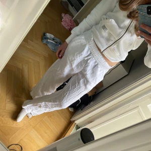 Linnebyxor  - Perfekta till sommaren!! Säljer dessa fantastiska linnebyxor från Cubus köpta förra året för ca 600kr💓 Använda fåtal gånger  Säljer då jag var för mycket kläder!!💓💓