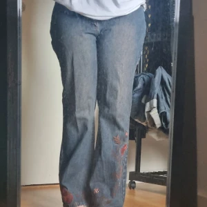 Flare låg midjade jeans - Bra skick, fint broderi  Skriv vid frågor