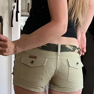 MINI SHORTS - MINISHORTS  ⚪️  Storlek S ⚪️ 78 cm runt midjan   ⚪️ För små för mig, jag är 177 cm och har storlek 29.  ⚪️ Använd gärna köp nu💋