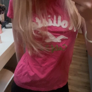 T-Shirt från Hollister - Gammal t-Shirt från Hollister i storlek S. Inga defekter.