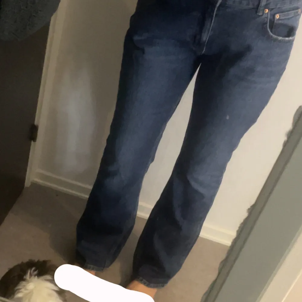 Jätte fina utsvängda jeans  Jätte bra skick  Tyvärr förstora för mig. Jeans & Byxor.