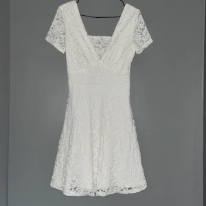 Vit klänning  - Vit klänning från Bubbleroom i storlek 40. Använd en gång.