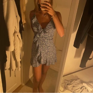 Blommig klänning 💙 - Superfin somrig klänning🌺