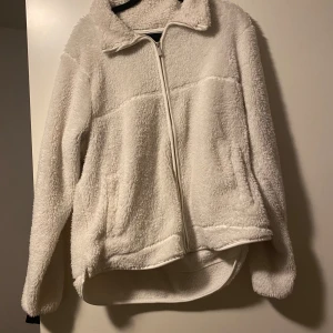 Lurvig kofta  - En skön och varm kofta från lager 157. Köpt för inte så länge sen och använt ett fåtal gånger. Köpt för 200kr säljer för 100kr