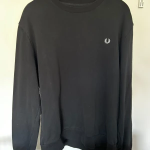 Fred Perry Sweatshirt - Sweatshirt från Fred Perry Storlek L Använd men i bra skick