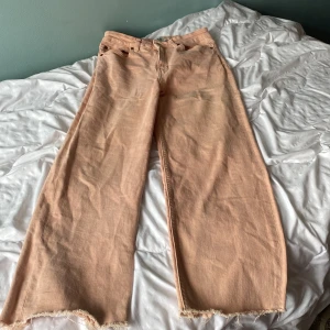 Rosa jeans - I gott skick. Midjan är stretchig och skön. 