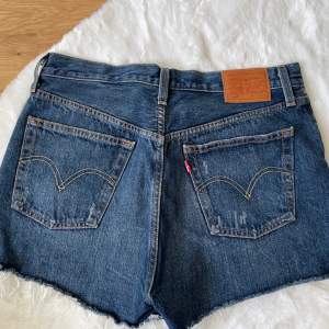 Säljer dessa Levis shorts. Knappt använda, bra skick. Original pris 699.