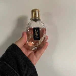 YSL  kvinna au de parfym - Parfym från utgången kollektion Yves saint Laurent💫 kryddig, kvinnlig doft som håller hela dagen💞 