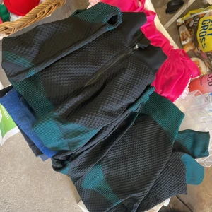 Träningsset  - Träningsset med högmidjade leggings o croppad jacka. Från shein. Använd fåtal gånger. 100 kr för båda