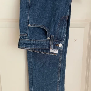 Mörkblå jeans - Mörkblåa jeans i storlek 146/152 från studio total i perfekt skick, endast provade. Inte för baggy och inte för skinny. Vill ni har flera och bättre bilder så är det såklart bara att höra av er.