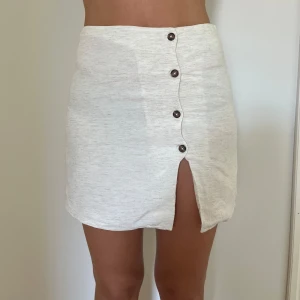 Ljusbeige kjol  - Sååå fin ljusbeige kjol med linneliknande tyg. Svarta underkläder på bilderna därav lite genomskinlig men funkar super med neutrala underkläder.💞