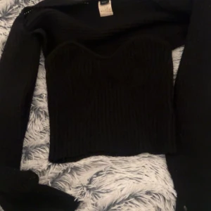 Tröja/kofta - Dessa två är väldigt små i storleken, armarna är lite för korta men det är bara för att jag har långa armar. Tröjan är från H&M och koftan är från New Yorker