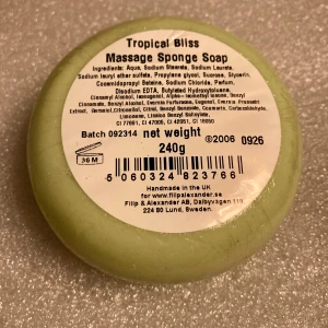 *NY*Massagetvål Tropical Bliss  - 240 g, handtillverkad, vegansk. Tvättsvamp och tvål i ett!  Tropical Bliss är en tvål med doft av solmogna söta frukter som tillsammans med crispiga dofter blir en oförglömlig doftkompott. Massagetvålen är exfolierande och cirkulationsstimmulerande. 