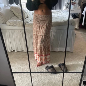 Lång kjol - Köpt på marknad i Spanien. Använd 2 gånger Max. Perfekt löngd på mig som är 169. Super fin