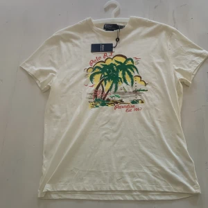 Helt ny polo Ralph lauren t shirt - Helt ny Polo Ralph lauren t-shirt perfekt för sommaren[] Äkta[]Kvitto finns[]Modell- ca 188 väger ca 175 men passar även större[] Storlek M[]skick-10/10[] Pris kan diskuteras[] mvh[]
