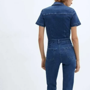 Jeansoverall - Supersnygg knappt använd overall/jumpsuit från mango. Nypris 700