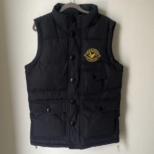 Dunväst - Svart dunväst i märket Lyle & Scott. Fint skick!