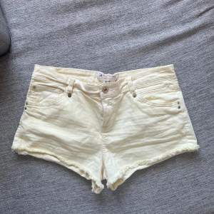 Fina lågmidjade jeansshorts i somrig ljusgul färg, inte använda så mycket så de är i fint skick! 