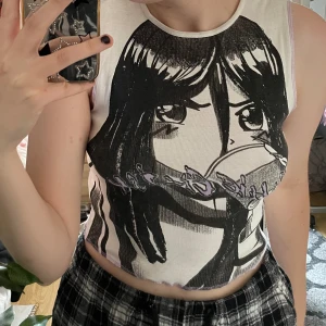 Billie eilish topp - Billie eilish topp  Jätte söt! Brukar ha s-m på kläder men denna passar mig och är xxs 