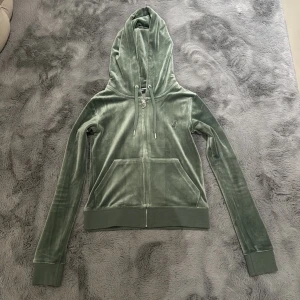 Juicy Couture - En juicykofta köpt från juicy coutures hemsida och som är mörkgrön i stl XS. Silvriga detaljer och helt oanvänd. Materialet är super mjukt och den e super fin
