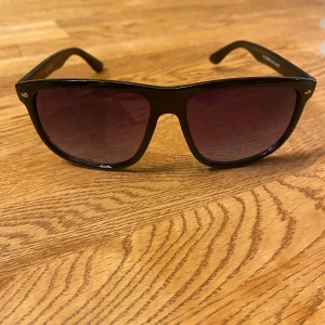 Solglasögon (liknar RayBan boyfriend) - Tjena! Säljer dessa snygga Rayban boyfriend liknande solglasögon som passar perfekt att ha nu på sommaren. Solglasögonen har UV400 skydd! Vid minsta fråga eller fundering så hör av dig!