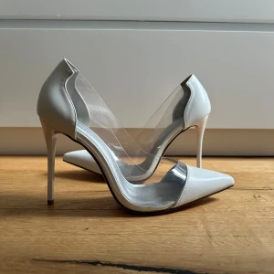 Vita pumps - Supersnygga vita klackar som dessvärre är för stora för mig. De är sanna i storlek och oanvända. 11 cm klack 👠