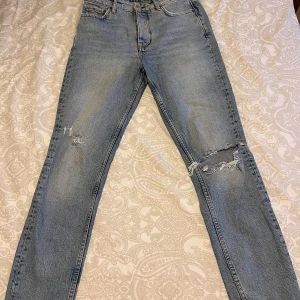 Mid-Waist jeans - Mid-waist straight fit jeans från Gina Tricot i storlek 36. Säljer dem då jag inte använder dem.   Priset kan diskuteras vid snabb affär. Hör av dig om du har några frågor! :) 