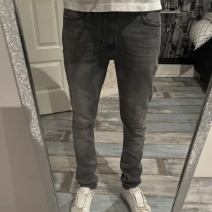 Nudie Jeans - Ett par riktigt feta Nudie jeans som nästan aldrig är använda. Hör av er om ni har några frågor!