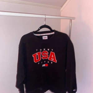 Tommy Jeans Box Sweatshirt - Nyskick, använd få gånger Storlek L  Nypris 1000kr Priset är självklart diskuterbart Skriv vid frågor och funderingar 