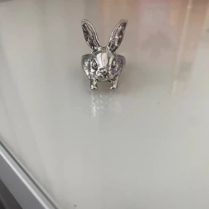 Kaninhuvud ring😻 - Kaninhuvud ring som är köpt på shein!! Snygg och väldigt praktisk!! Använt cirka 2 gånger!!