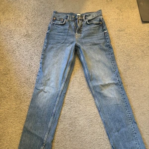 Gina tricot jeans  - Raka Gina tricot jeans med slits, strl 32, gott skick🤍