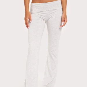 Yoga pants - Mycket bra skick förutom att de en liten fläck på framsidan men när man drar ner själva byxan så syns den inte alls  inte så mycket använda alls, säljer pga jah vill ha en annan färg Storlek m men passar även S