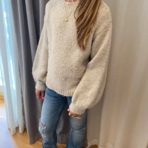 Stickad tröja  - En snygg stickad tröja som är använd Max 2 ggr 🥰