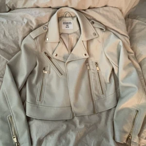 Läder jacka - En fin läder jacka i beige som har fin passform och material💖och guldiga detaljer!