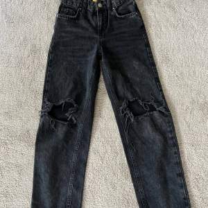 Ett par snygga Flare Jeans från Gina Tricot i storlek 134 men passar även 140 (Tvättar innan jag skickar) 